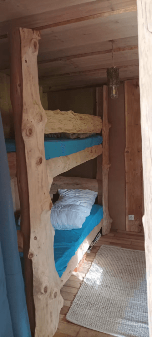 Cabane en bois avec accès privatisé sur la rivière 