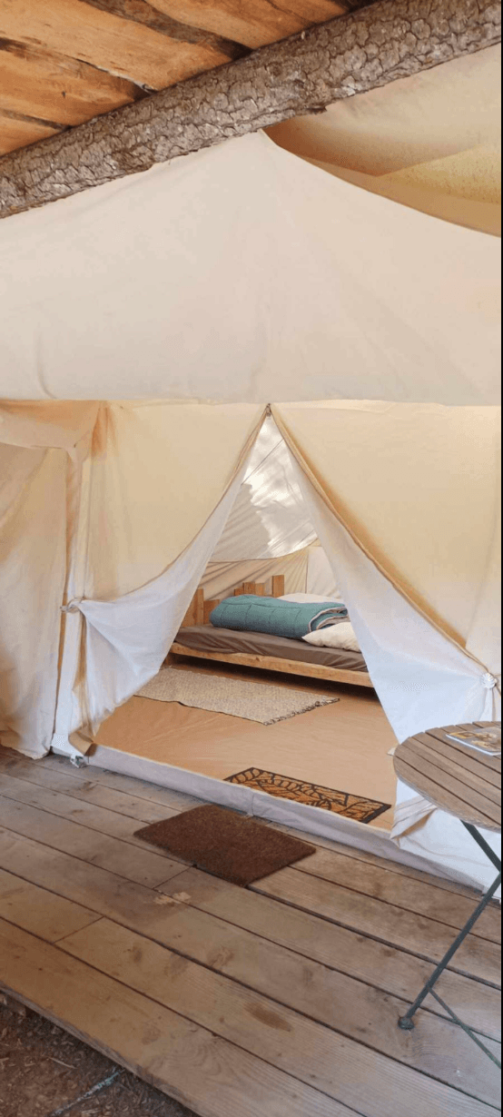 Cabane tente au cœur de la nature avec un accès privatisé à la rivière 