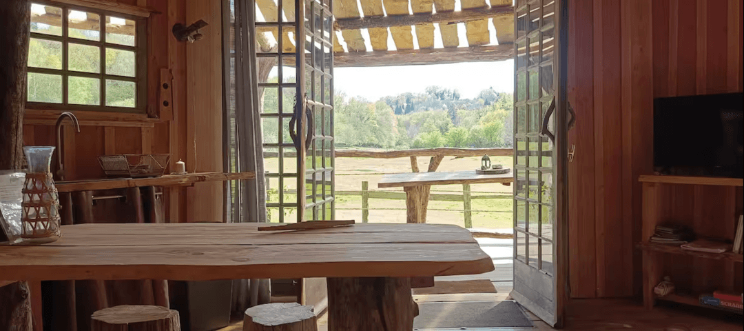 Cabane en bois perchée sur pilotis avec accès privé à la rivière 