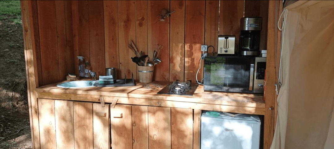 Cabane tente au cœur de la nature avec un accès privatisé à la rivière 