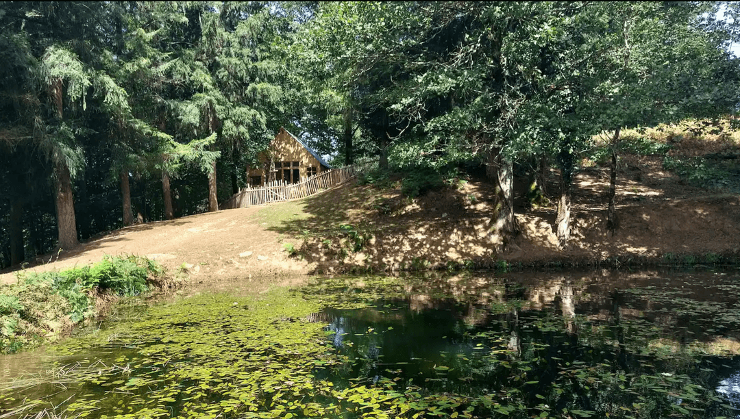 Refuge paisible avec accès privé à la rivière et un petit étang 