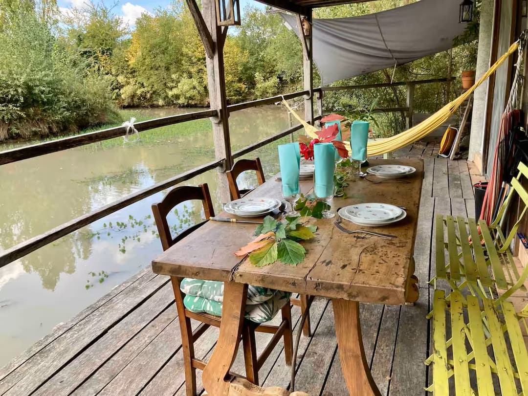 Cabane cosy devant un étang privé 