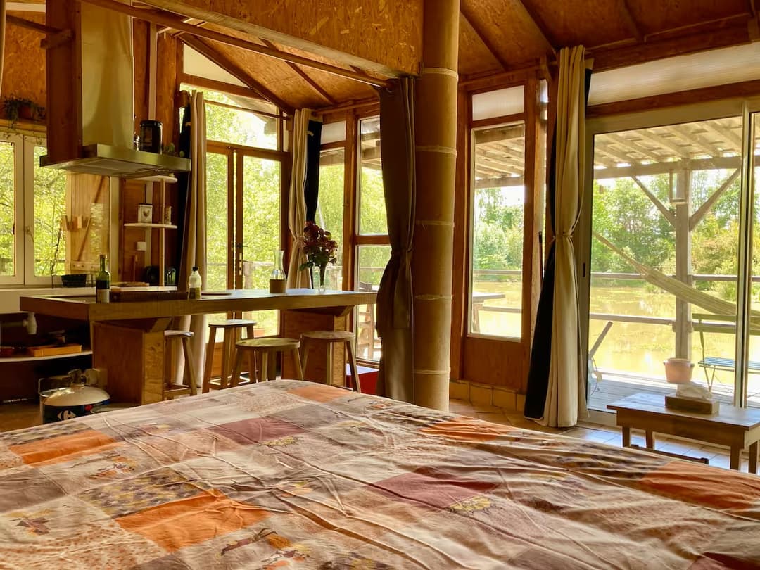Cabane cosy devant un étang privé 