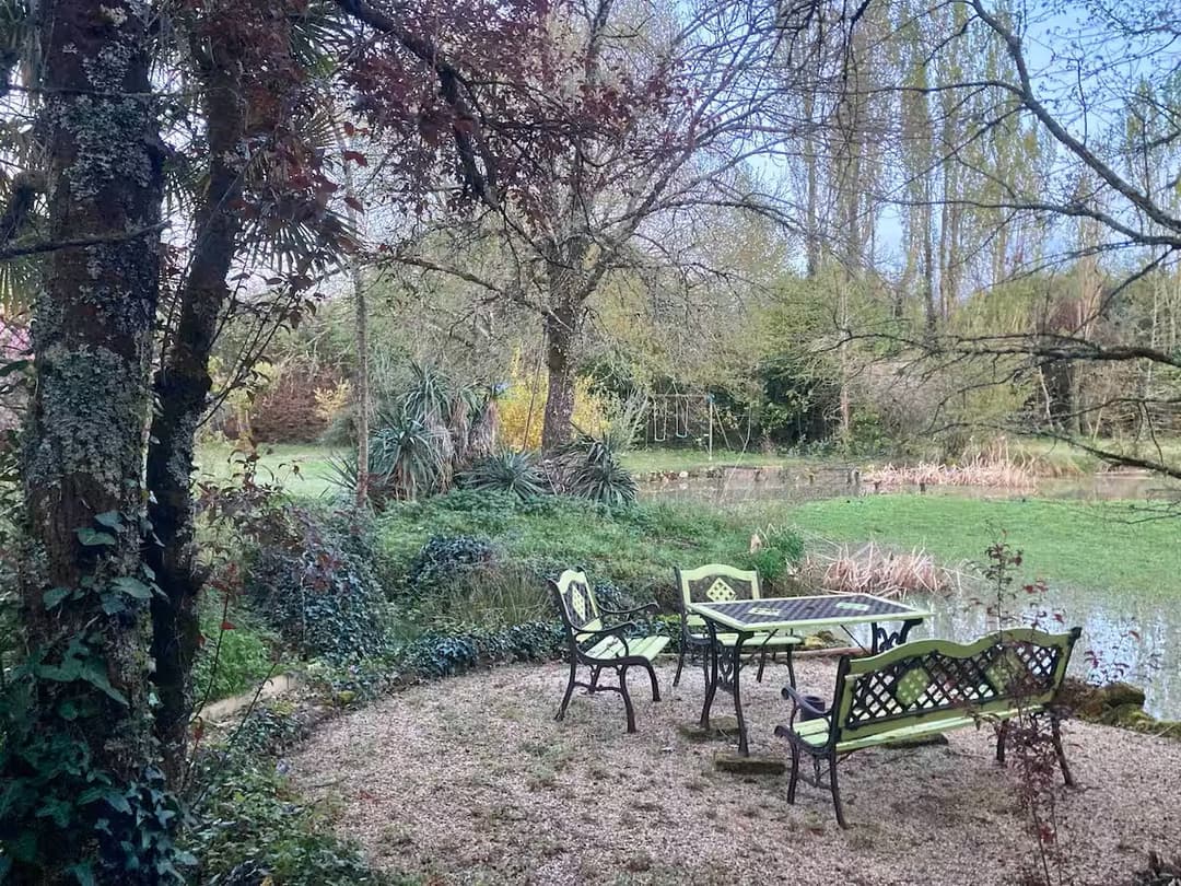 Cabane cosy devant un étang privé 