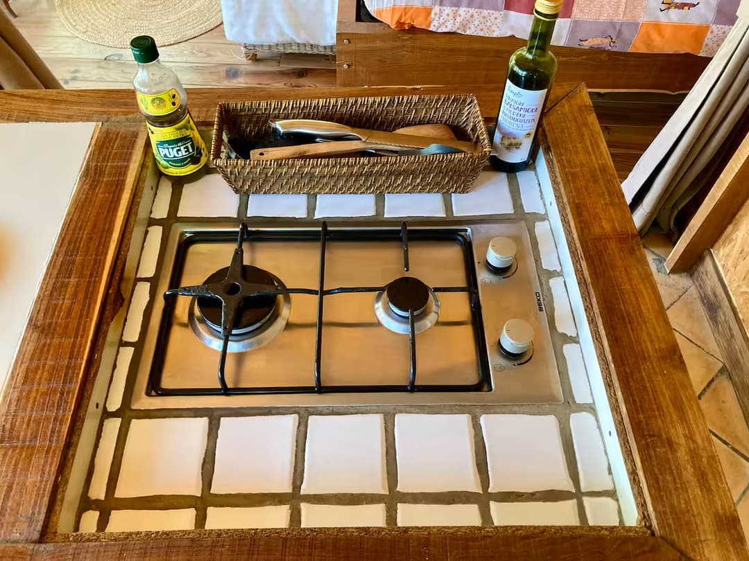 Cabane cosy devant un étang privé 