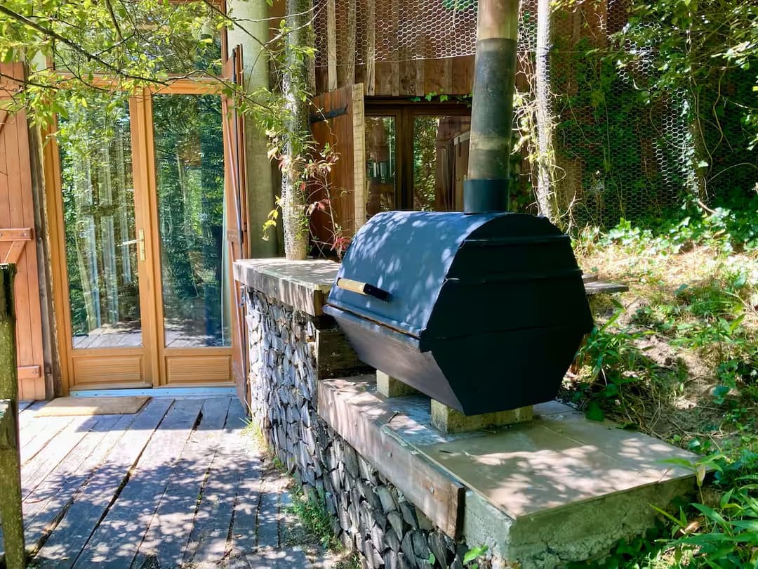 Cabane cosy devant un étang privé 