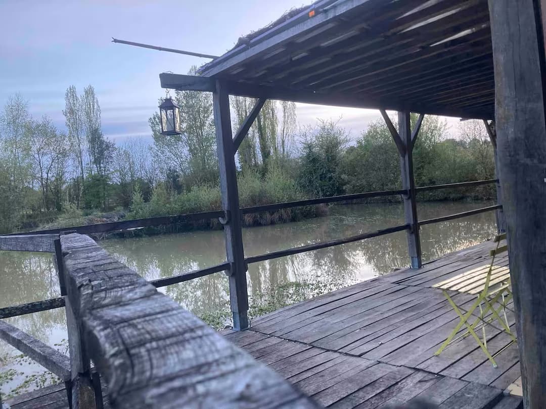 Cabane cosy devant un étang privé 