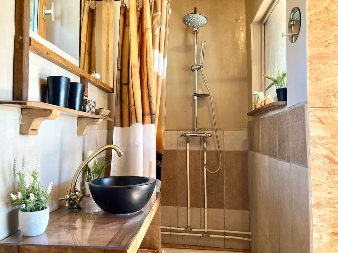 Cabane cosy devant un étang privé 
