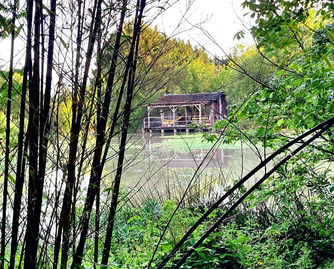 Cabane cosy devant un étang privé 