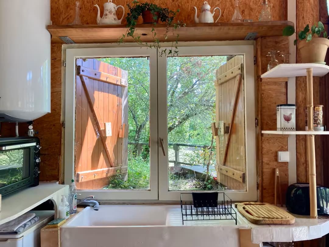 Cabane cosy devant un étang privé 