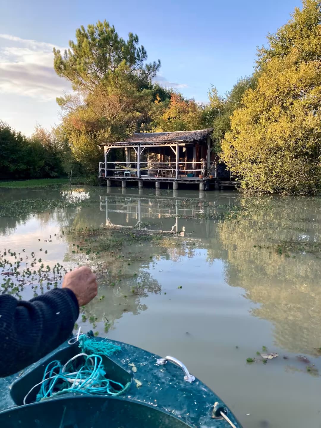 Cabane cosy devant un étang privé 