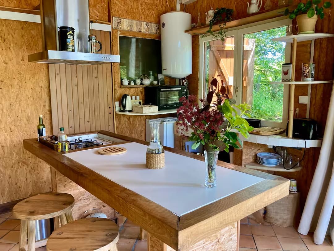 Cabane cosy devant un étang privé 