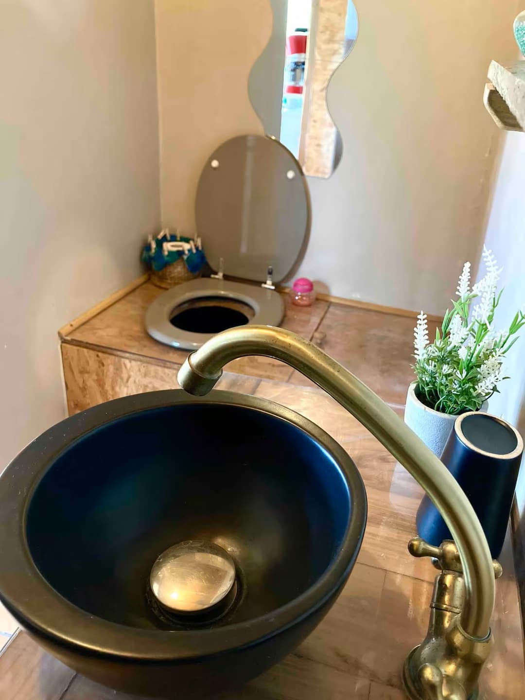 Cabane cosy devant un étang privé 