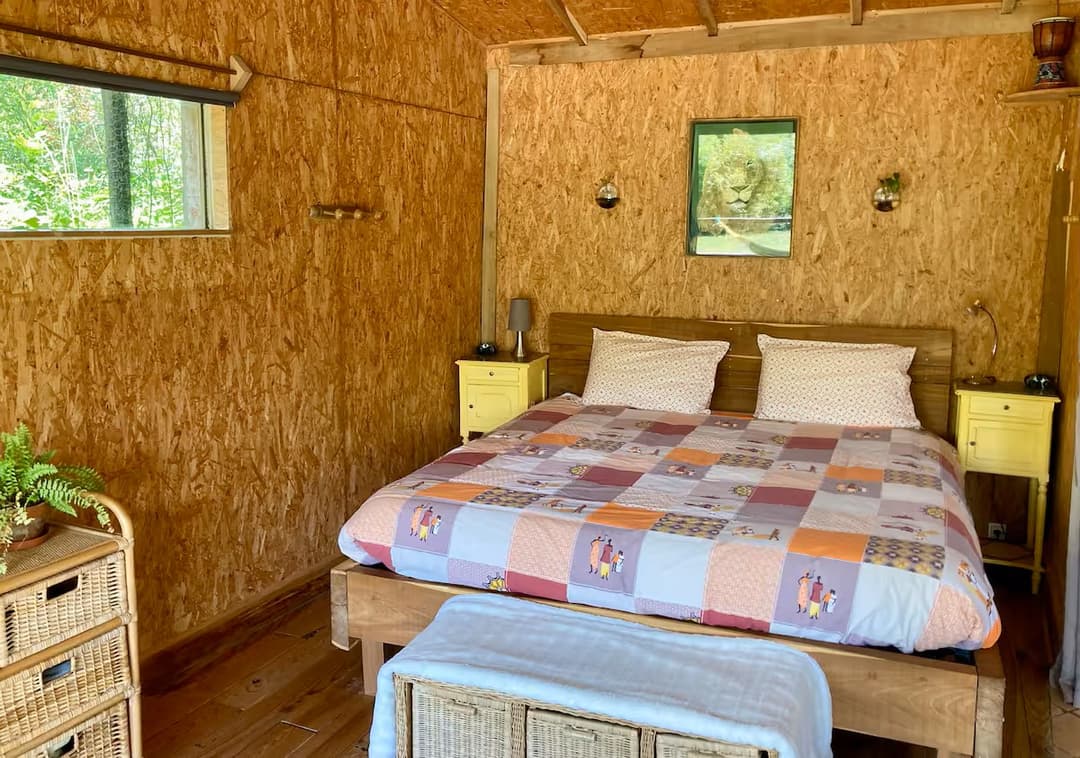 Cabane cosy devant un étang privé 