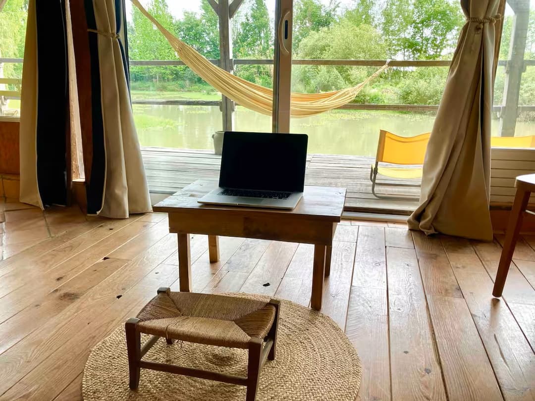 Cabane cosy devant un étang privé 