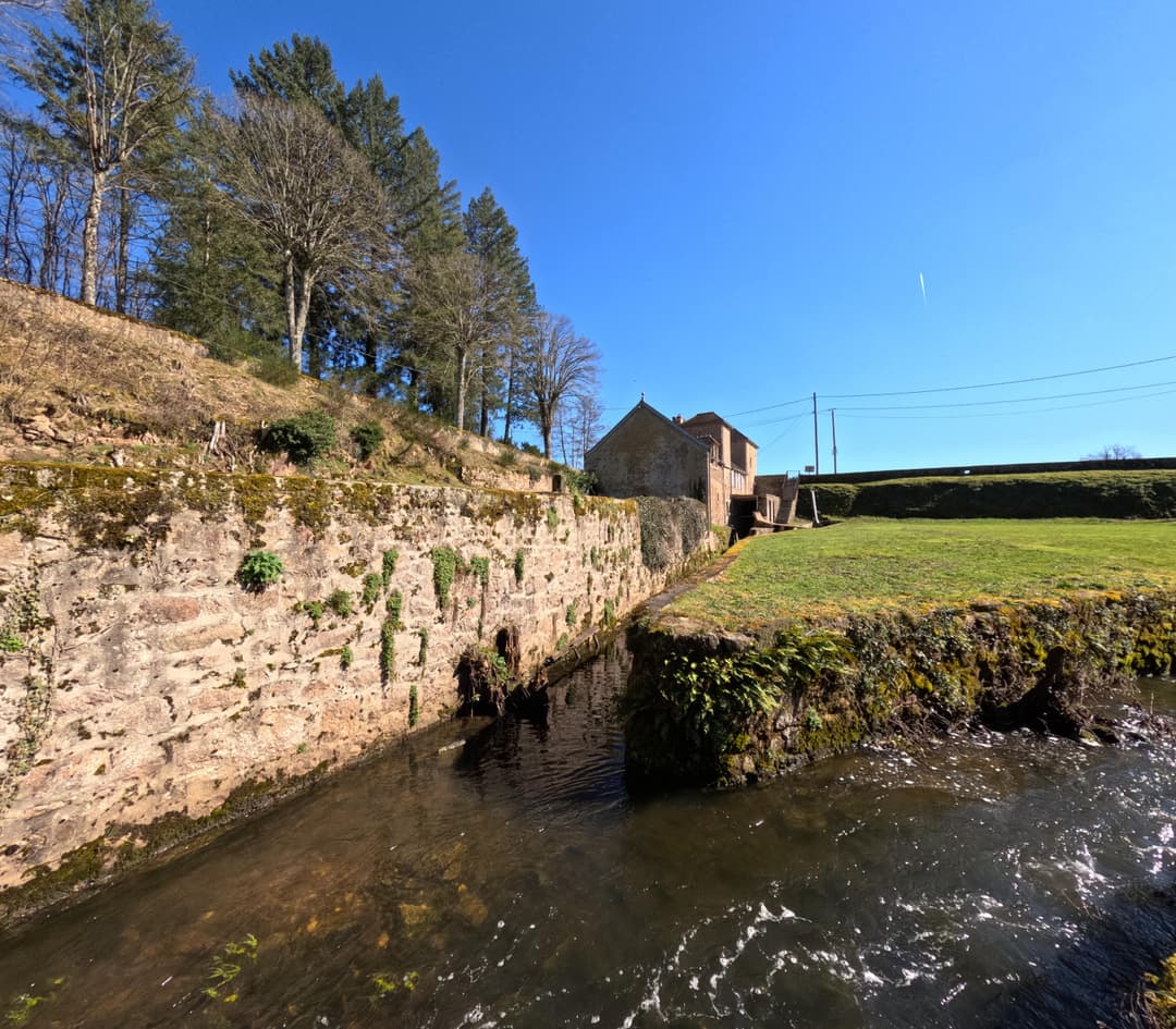 Gite dans l’ancien moulin du chateau avec étang privé de 15 ha