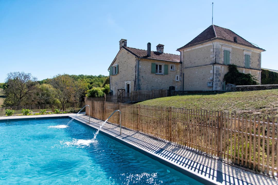 Vacances au bord de l’eau avec un gite 8 couchages, une piscine et son étang 