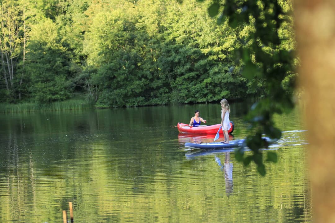 Vacances au bord de l’eau avec un gite 8 couchages, une piscine et son étang 