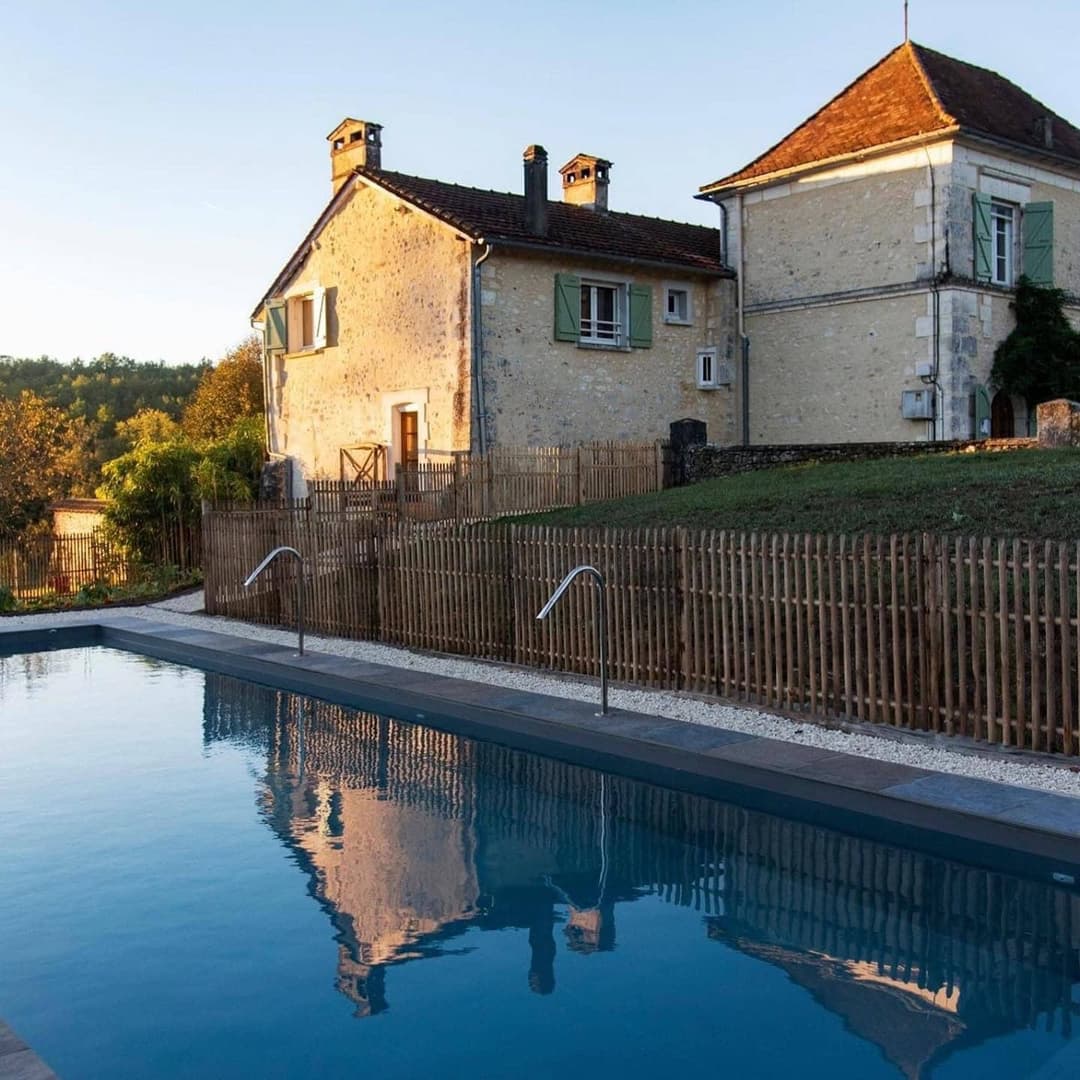 Vacances au bord de l’eau avec un gite 8 couchages, une piscine et son étang 