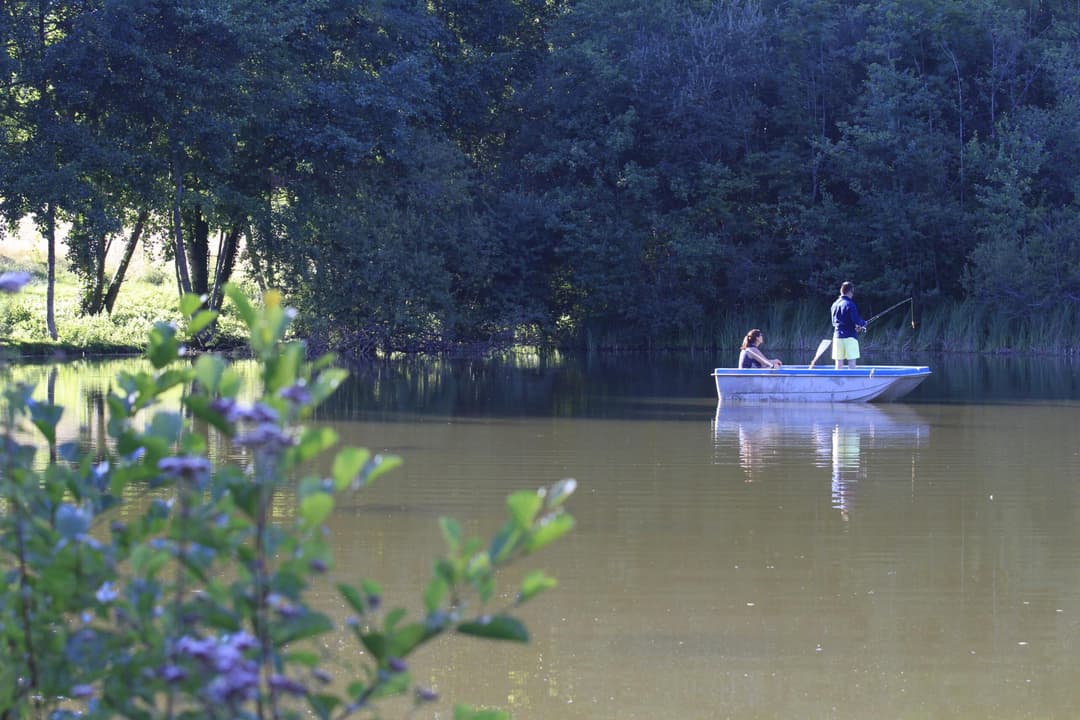 Vacances au bord de l’eau avec un gite 8 couchages, une piscine et son étang 