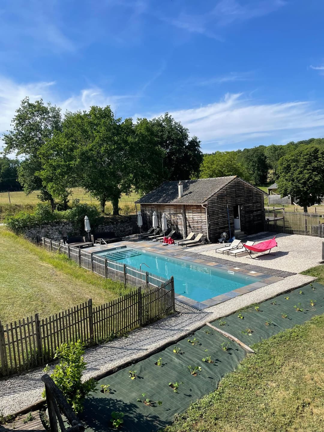 Vacances au bord de l’eau avec un gite 8 couchages, une piscine et son étang 