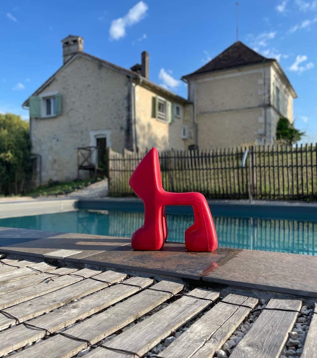 Vacances au bord de l’eau avec un gite 8 couchages, une piscine et son étang 