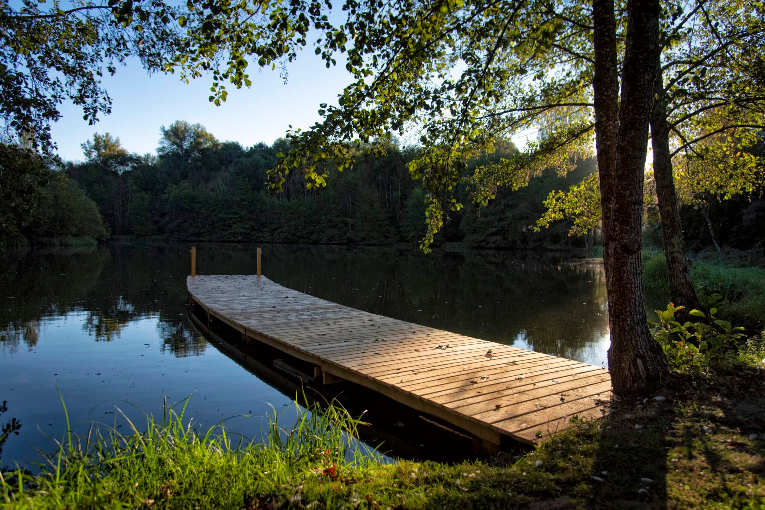 Vacances au bord de l’eau avec un gite 8 couchages, une piscine et son étang 