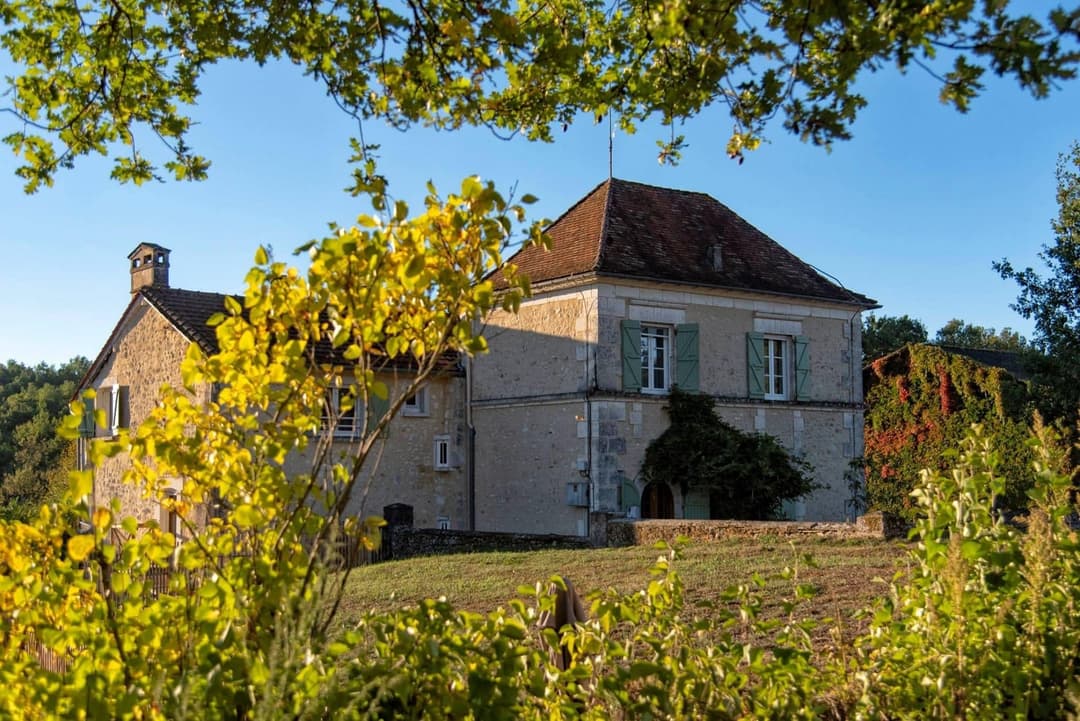 Vacances au bord de l’eau avec un gite 8 couchages, une piscine et son étang 