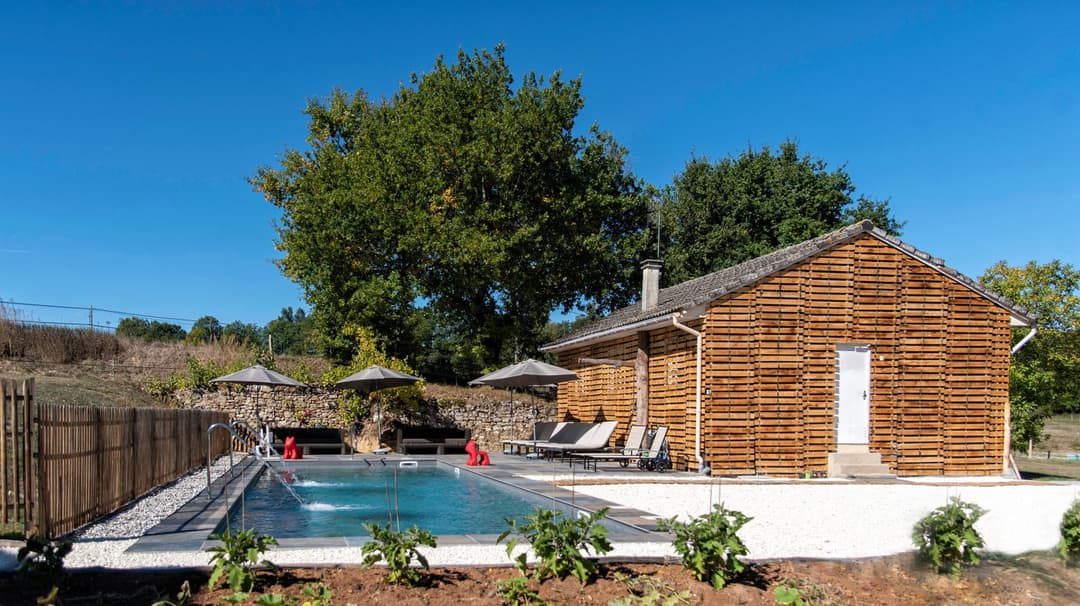 Vacances au bord de l’eau avec un gite 8 couchages, une piscine et son étang 