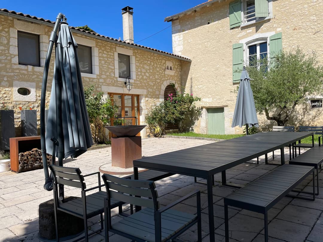Vacances au bord de l’eau avec un gite 8 couchages, une piscine et son étang 