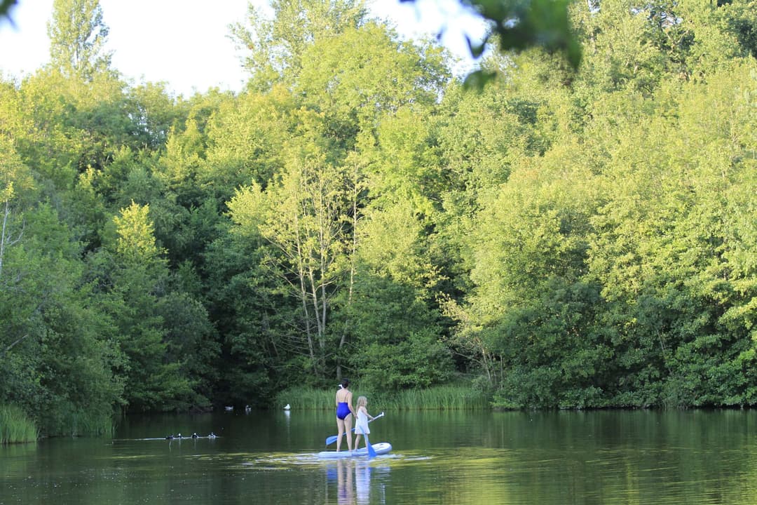 Étang à louer avec des kayaks dans le Périgord 