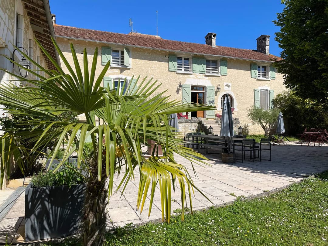 Vacances au bord de l’eau avec un gite 8 couchages, une piscine et son étang 