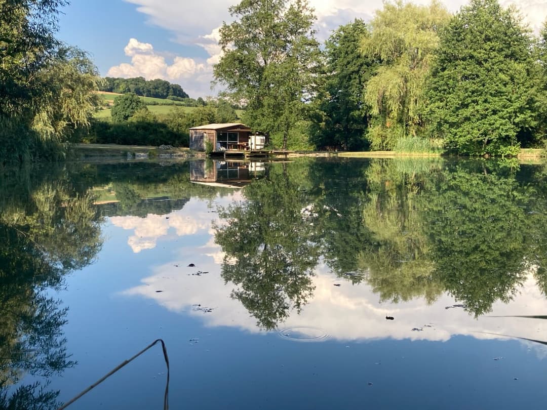 Location étang proche de Vesoul avec ponton flottant et cabane d'été
