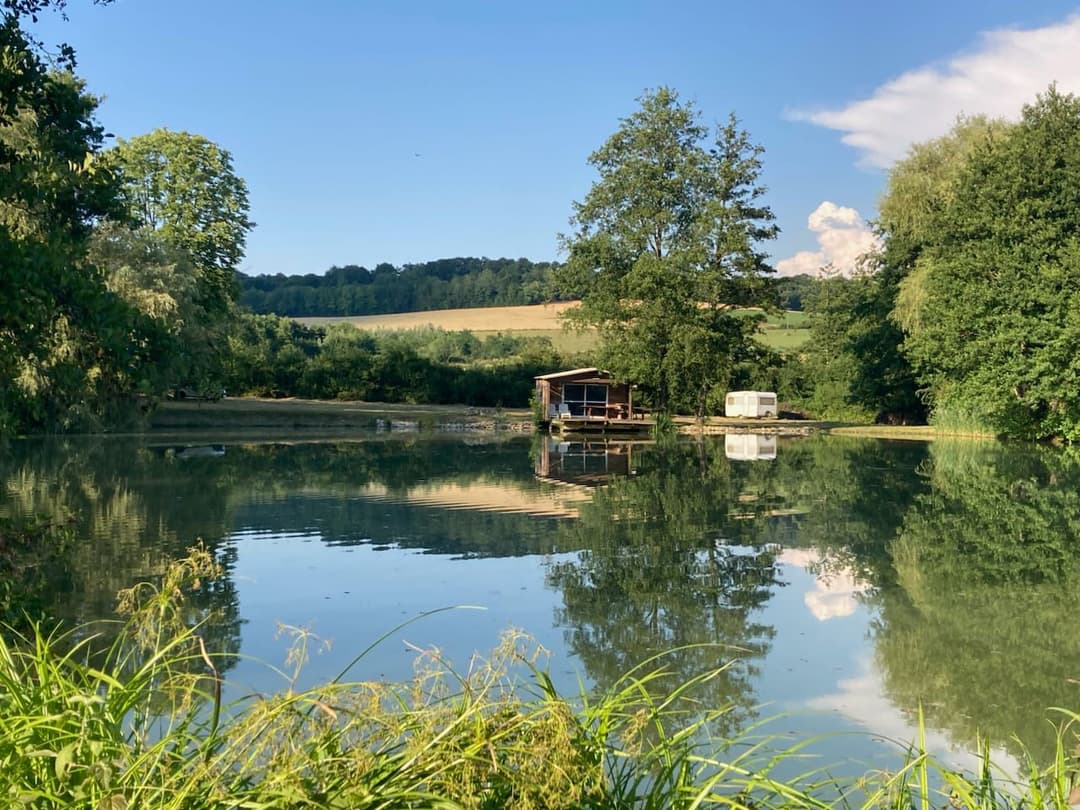 Location étang proche de Vesoul avec ponton flottant et cabane d'été