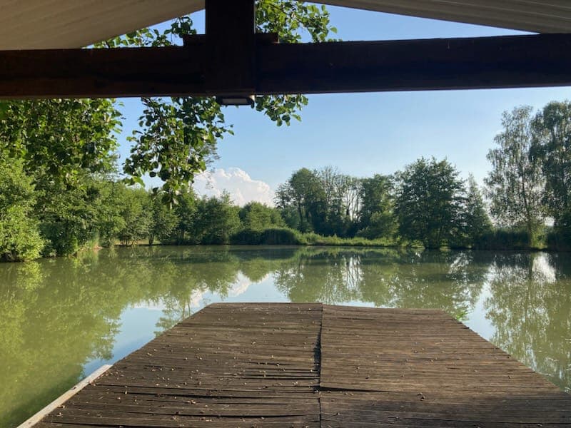 Location étang proche de Vesoul avec ponton flottant et cabane d'été