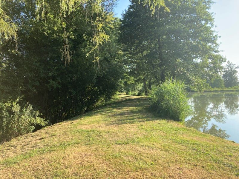 Location étang proche de Vesoul avec ponton flottant et cabane d'été