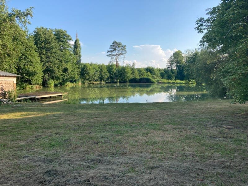 Location étang proche de Vesoul avec ponton flottant et cabane d'été