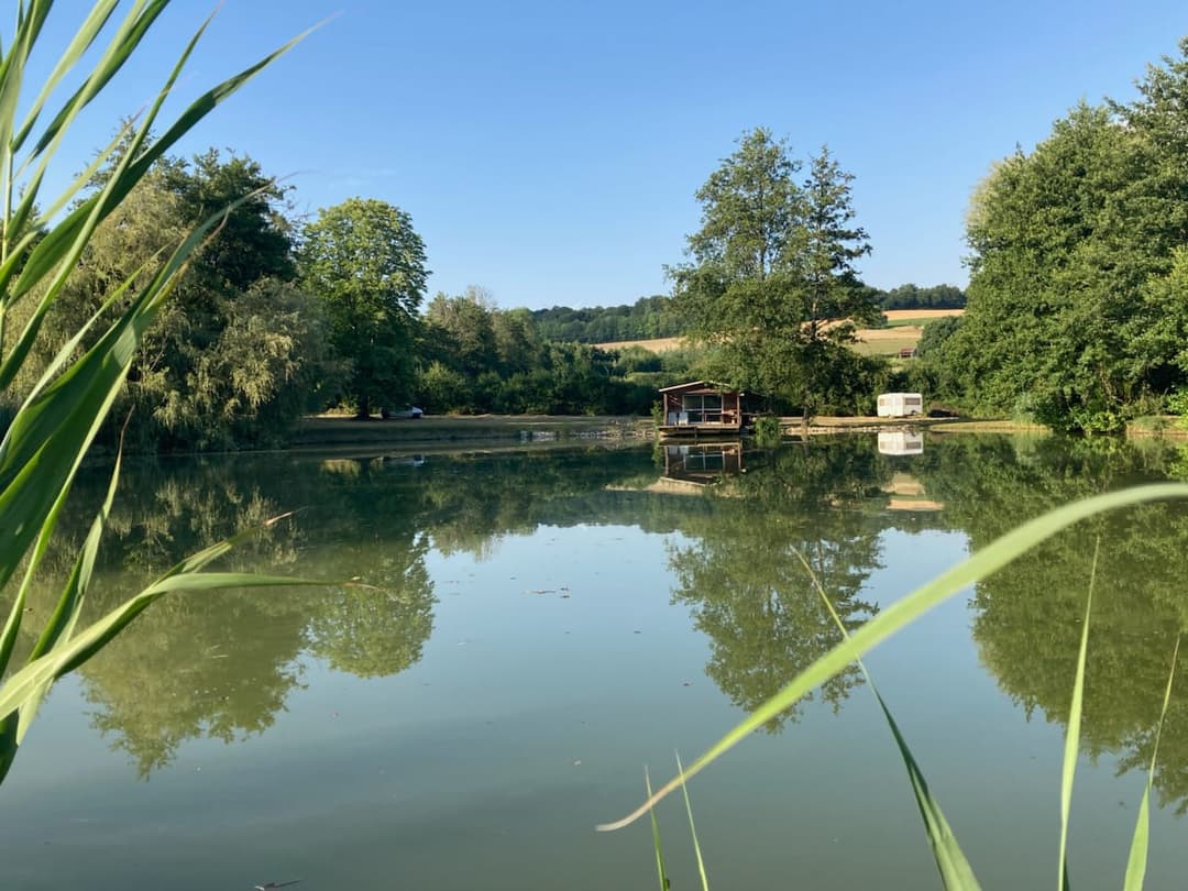 Location étang proche de Vesoul avec ponton flottant et cabane d'été