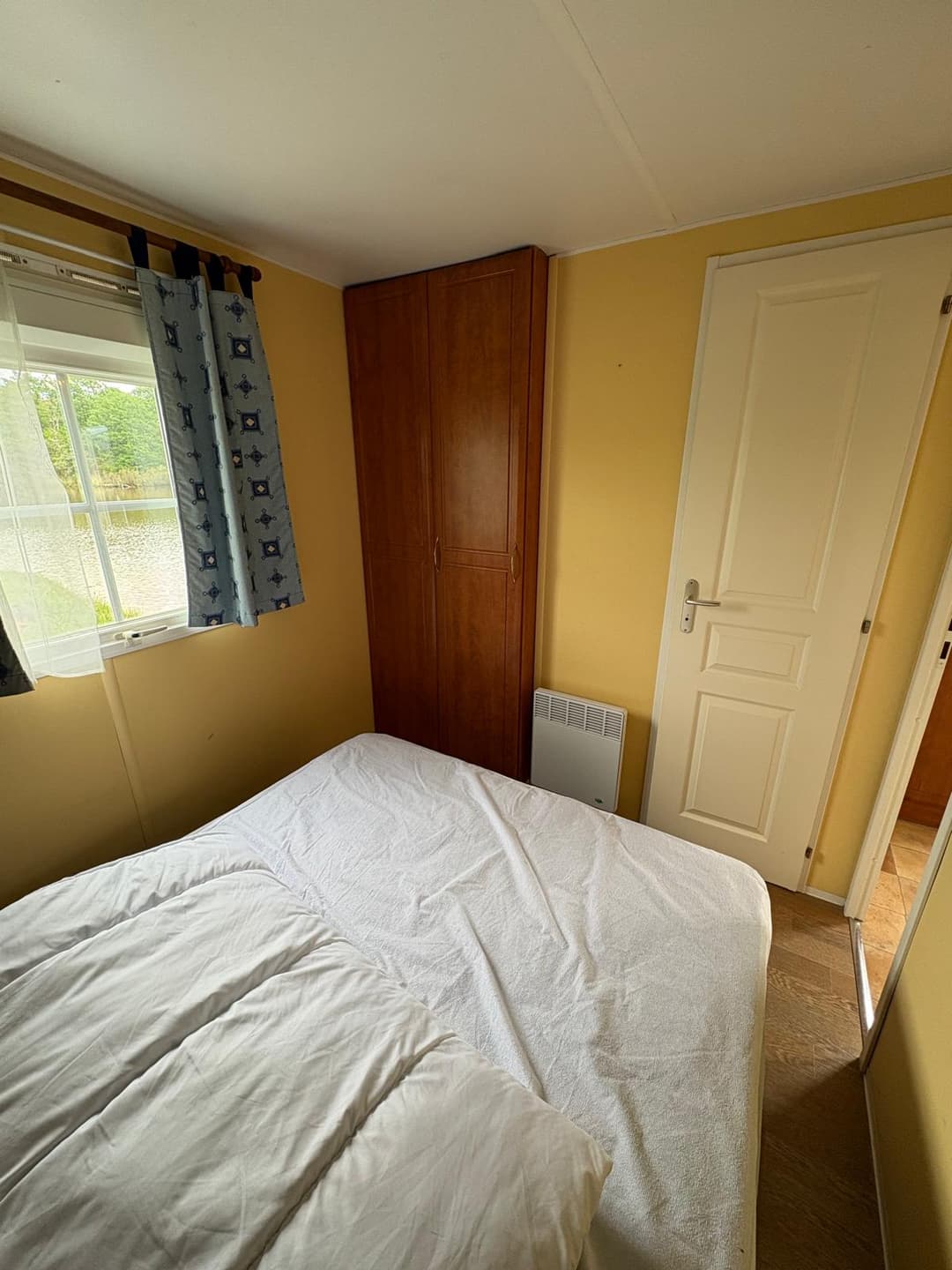 Étang de 3,5 ha avec mobile-home 6 personnes et de gros spécimens