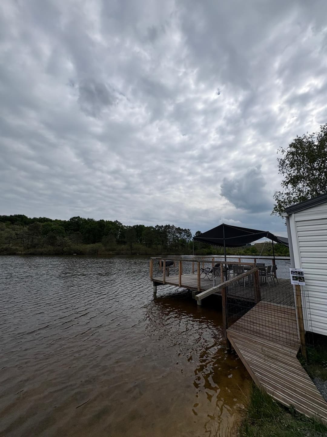 Étang de 3,5 ha avec mobile-home 6 personnes et de gros spécimens