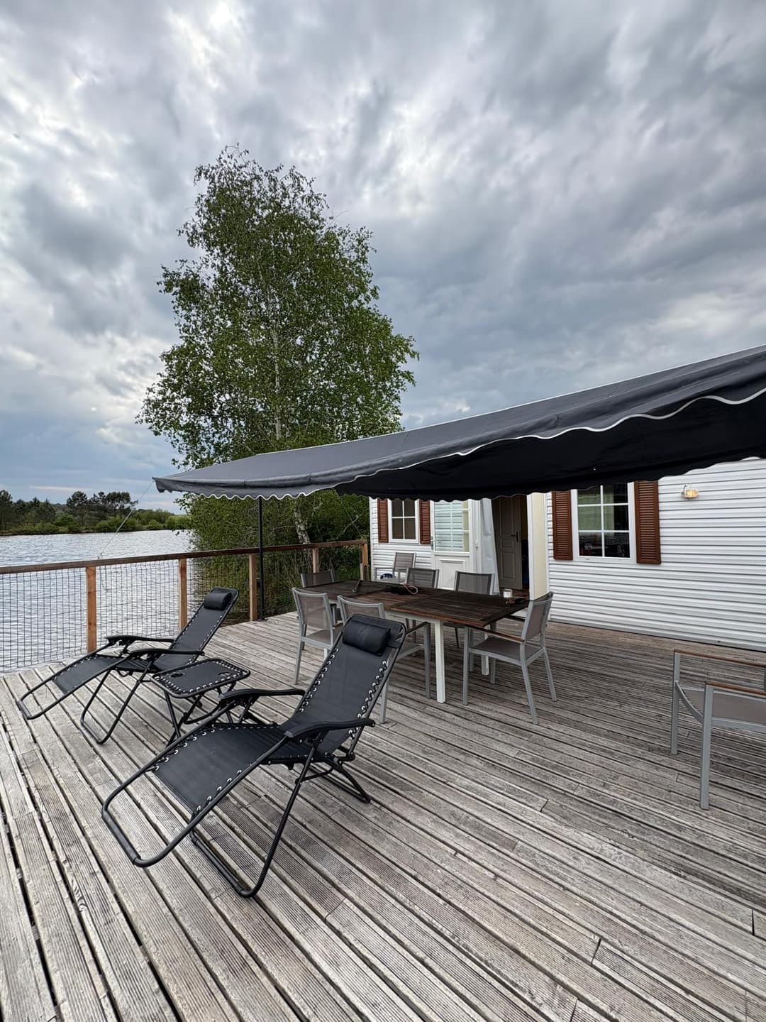 Étang de 3,5 ha avec mobile-home 6 personnes et de gros spécimens