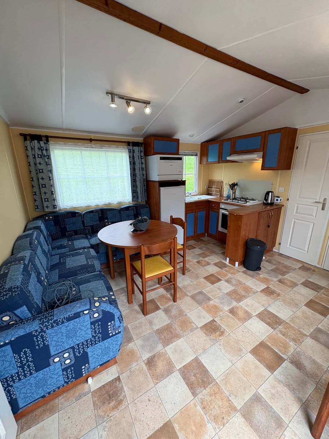 Étang de 3,5 ha avec mobile-home 6 personnes et de gros spécimens