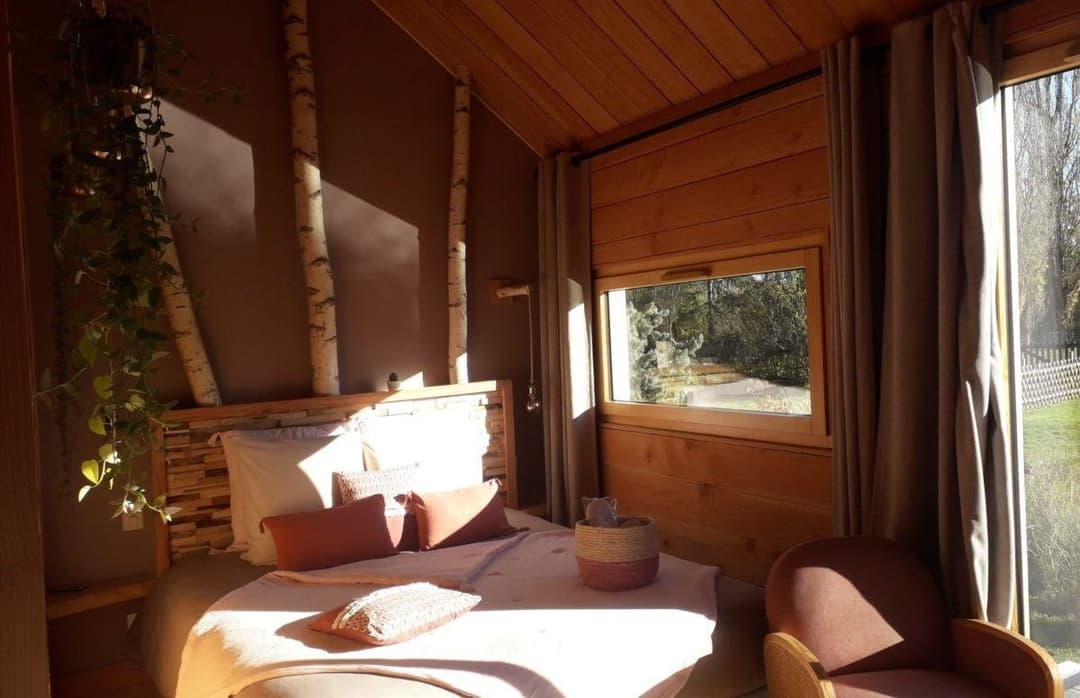 Cabane romantique avec jacuzzy au bord d’un petit étang 