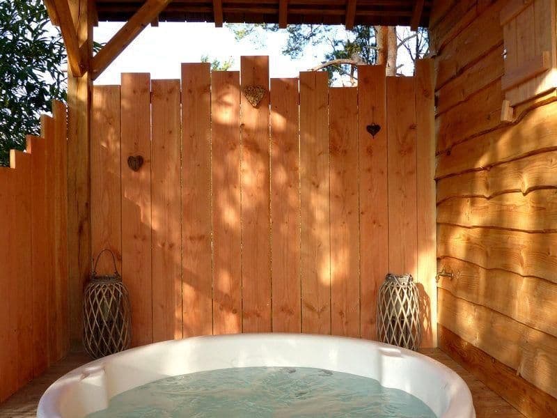 Cabane romantique avec jacuzzy au bord d’un petit étang 