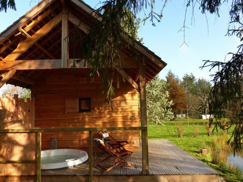 Cabane romantique avec jacuzzy au bord d’un petit étang 
