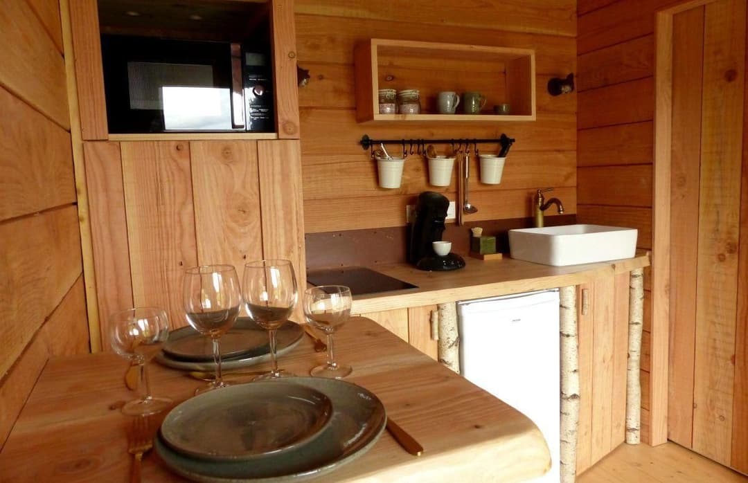 Cabane romantique avec jacuzzy au bord d’un petit étang 
