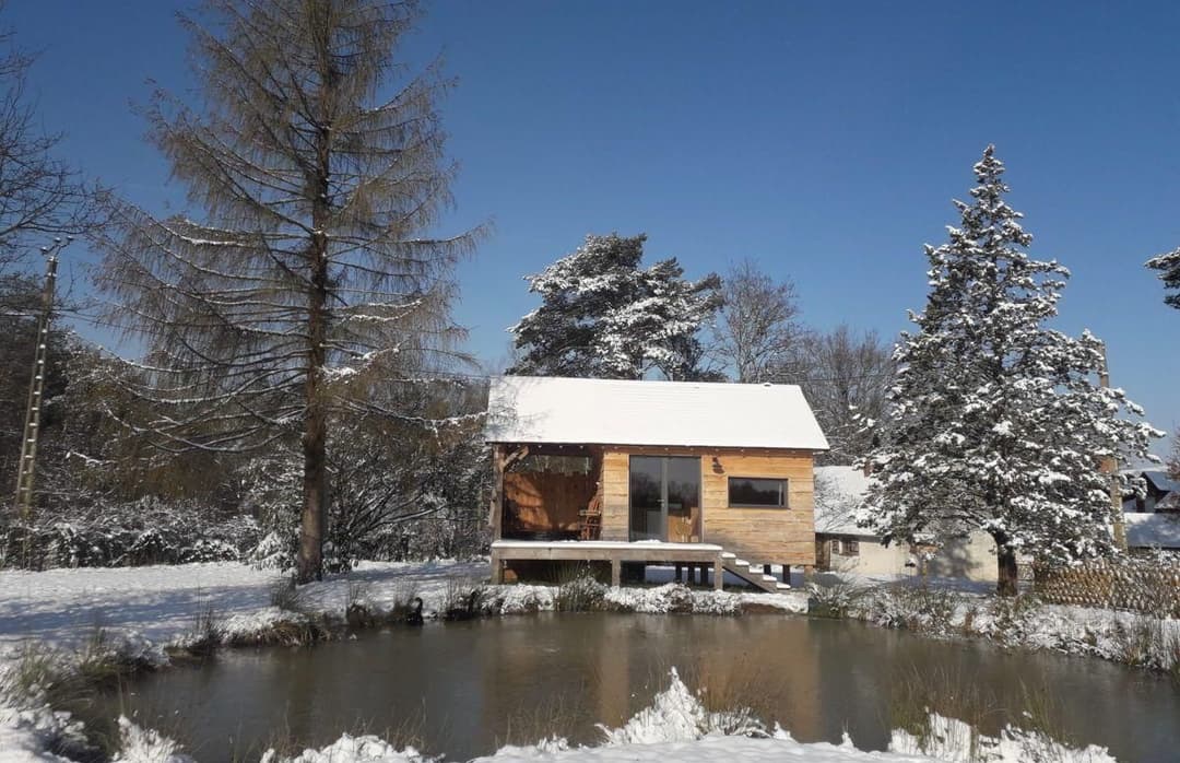 Cabane romantique avec jacuzzy au bord d’un petit étang 