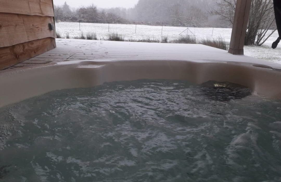 Cabane romantique avec jacuzzy au bord d’un petit étang 