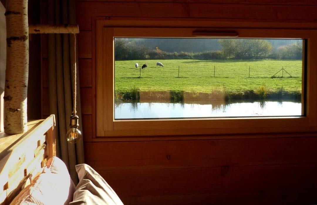 Cabane romantique avec jacuzzy au bord d’un petit étang 