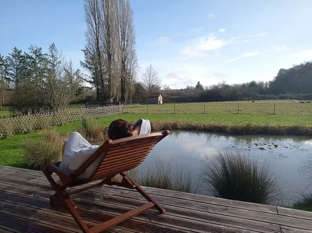 Cabane romantique avec jacuzzy au bord d’un petit étang 